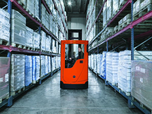 Operador na Empilhadeira Toyota em câmara fria